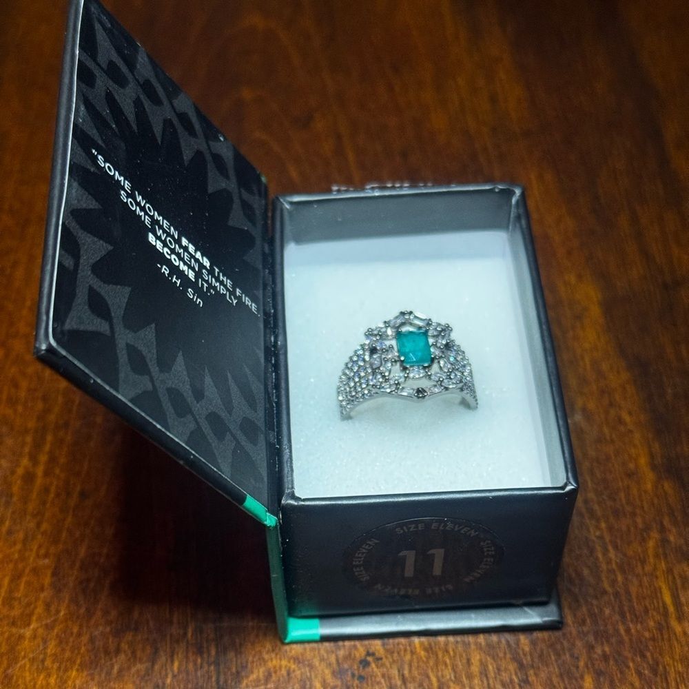 NIB Reign Silver Ring with Green Gemstone Size 11 - Picture 2 of 9